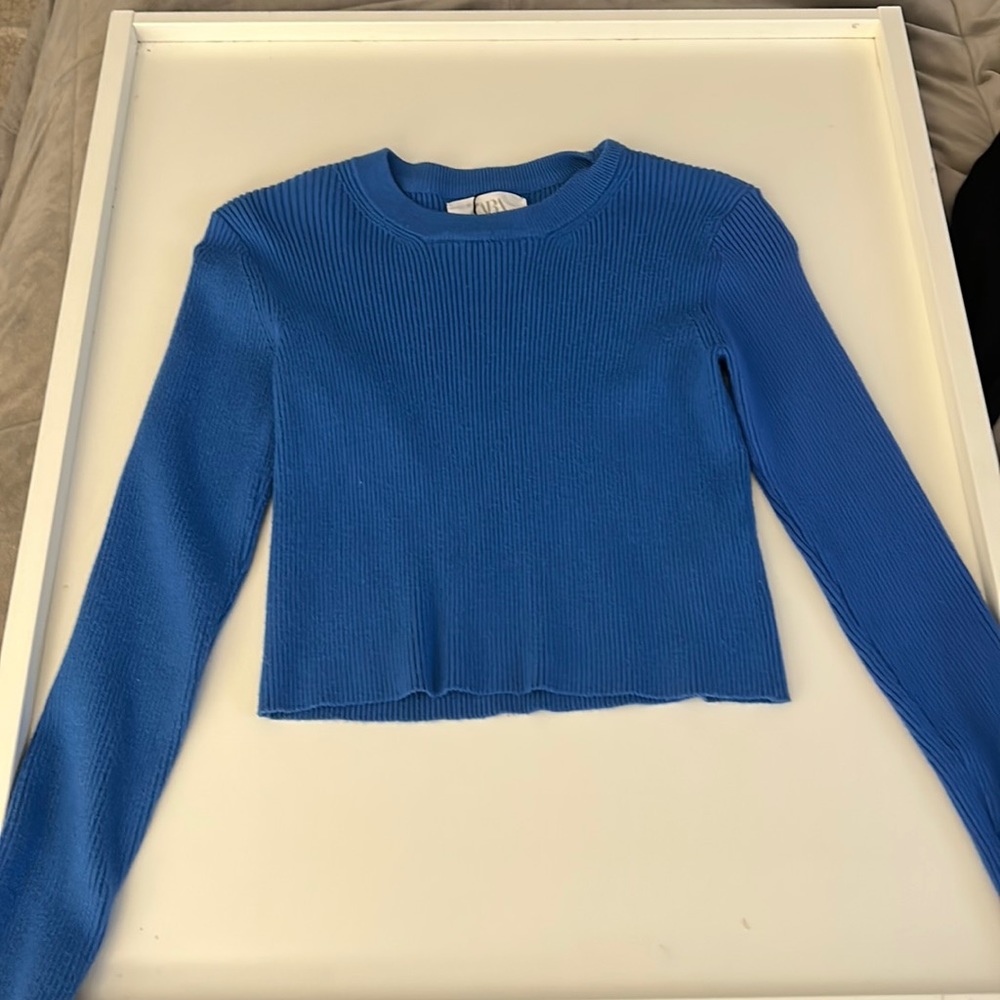 Zara cropped knitted long sleeve shirt.